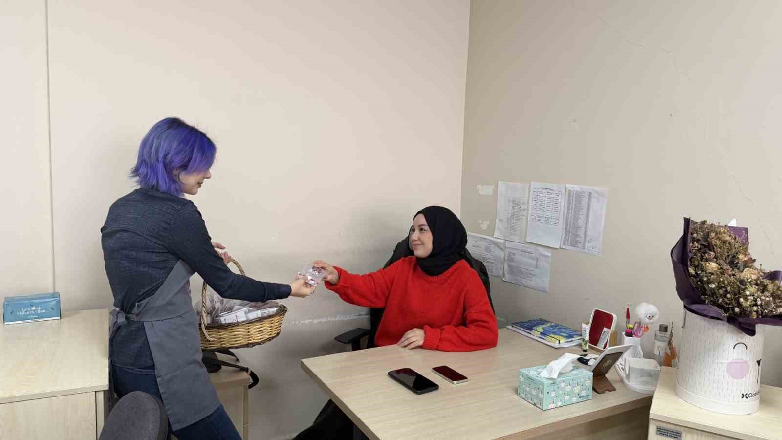 İzmit Beyaz Kalpler öğrencilerinden kadın personele el emeği 8 Mart sürprizi
