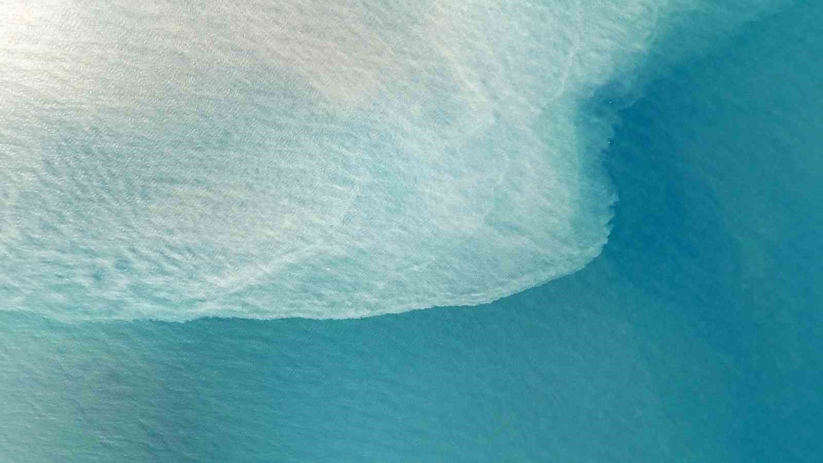 İzmit Körfezi iki renk oldu: Derenin taşıdığı çamur denizin rengini değiştirdi
