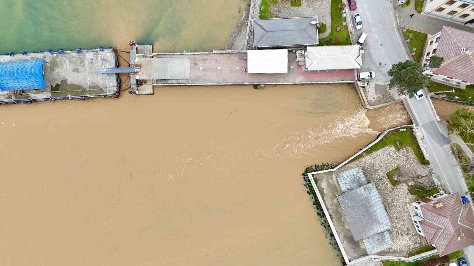 İzmit Körfezi iki renk oldu: Derenin taşıdığı çamur denizin rengini değiştirdi
