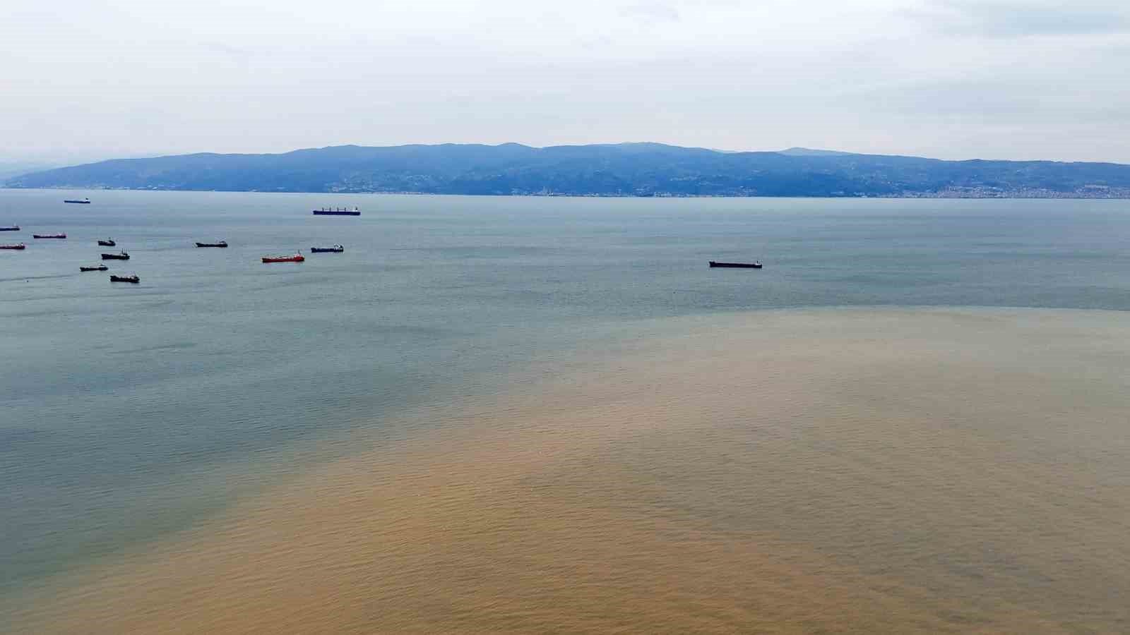İzmit Körfezi iki renk oldu: Derenin taşıdığı çamur denizin rengini değiştirdi

