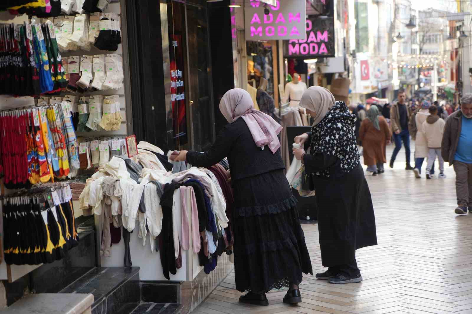 İzmit sokaklarında bayram alışverişi hareketliliği: Adım atacak yer kalmadı
