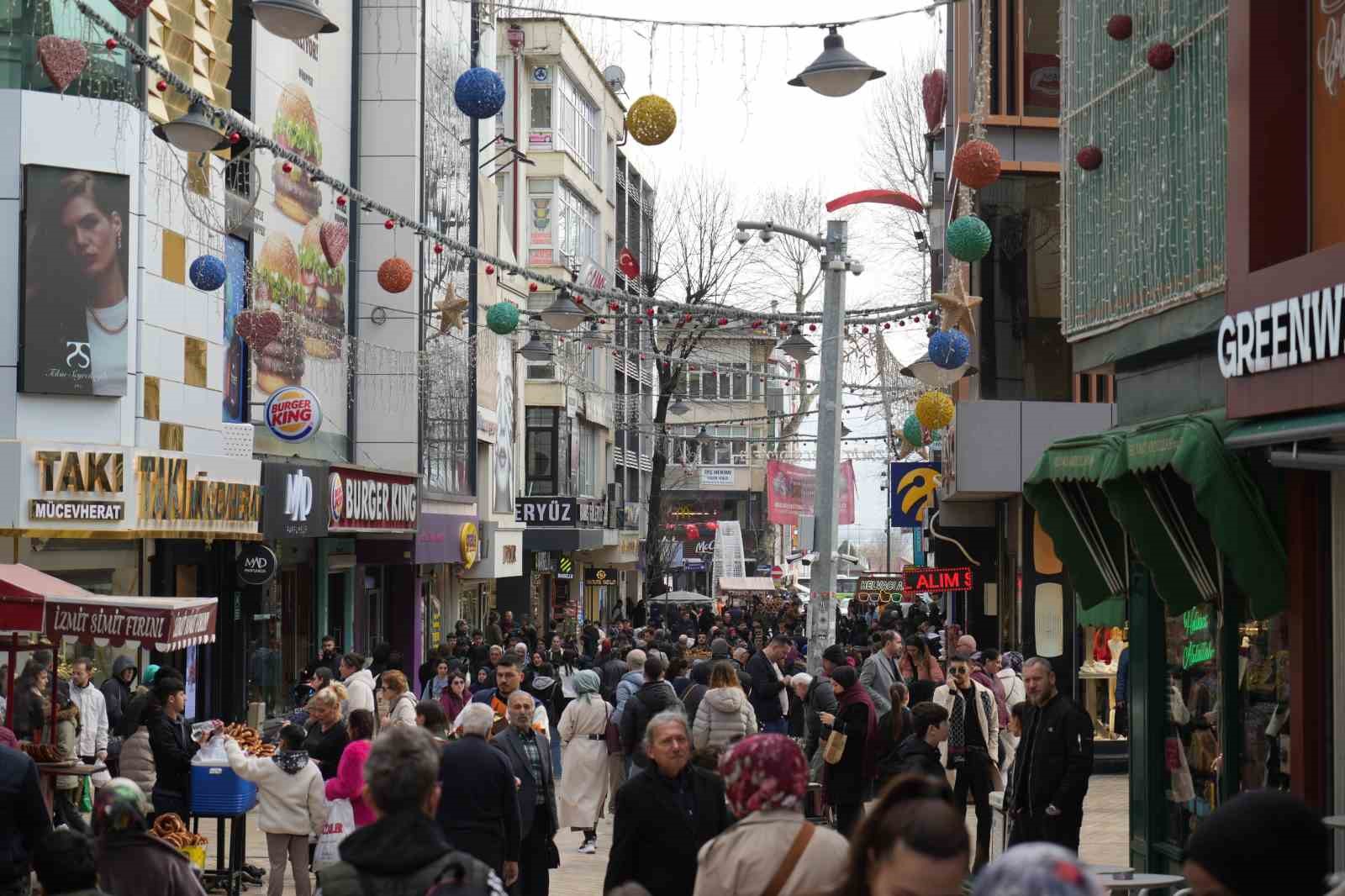 İzmit sokaklarında bayram alışverişi hareketliliği: Adım atacak yer kalmadı
