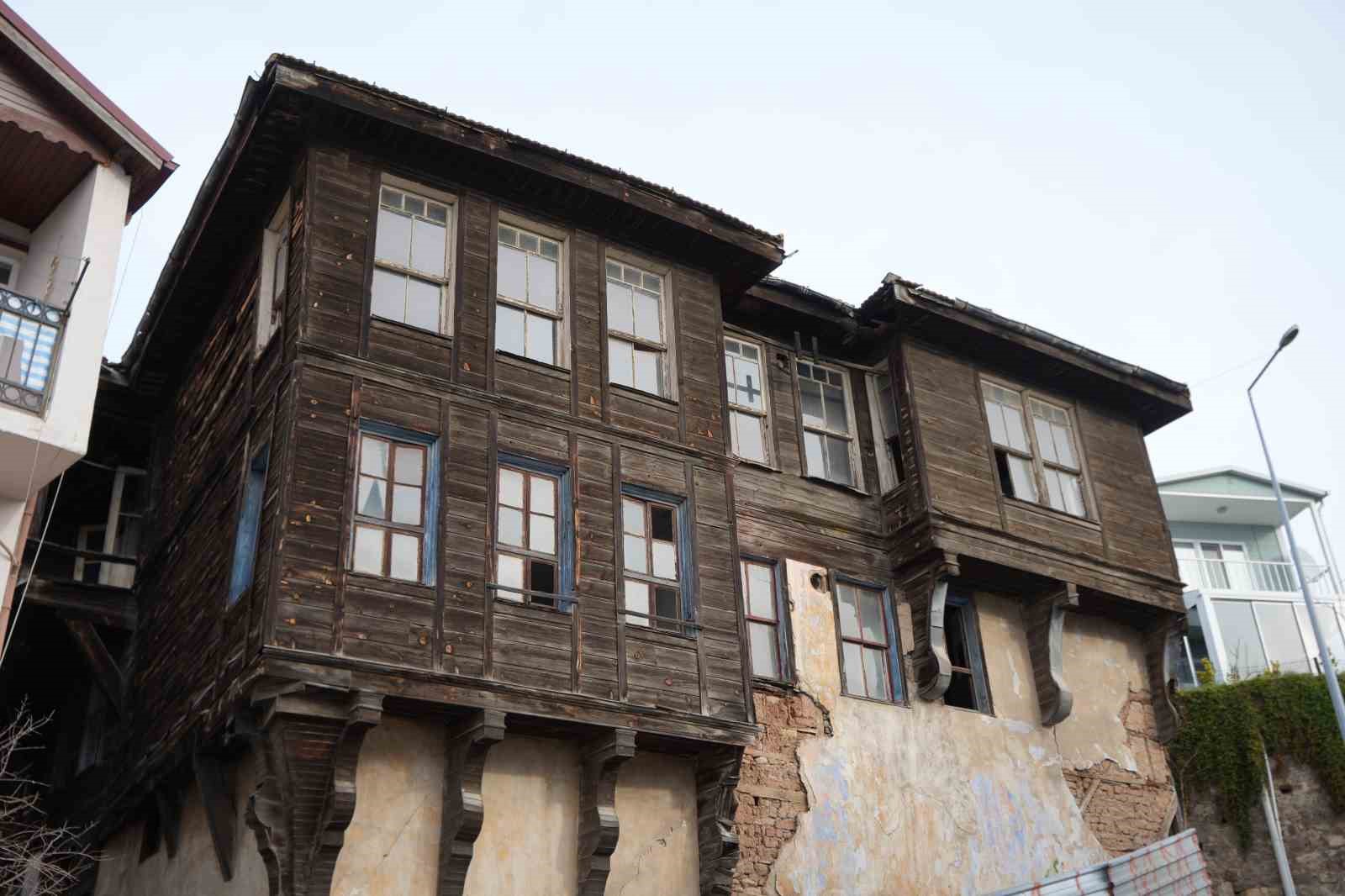 İzmit’in tarihe tanıklık eden evleri restorasyon bekliyor
