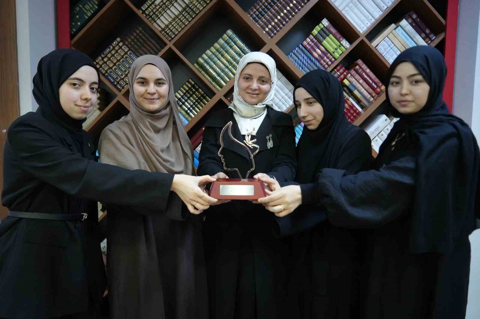 İzmitli kız öğrenciler Arapça münazarada dünya ikincisi oldu
