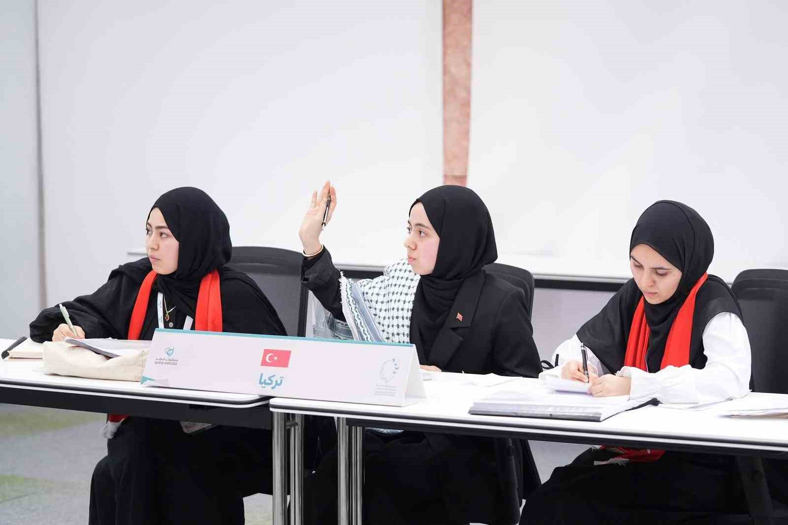 İzmitli kız öğrenciler Arapça münazarada dünya ikincisi oldu
