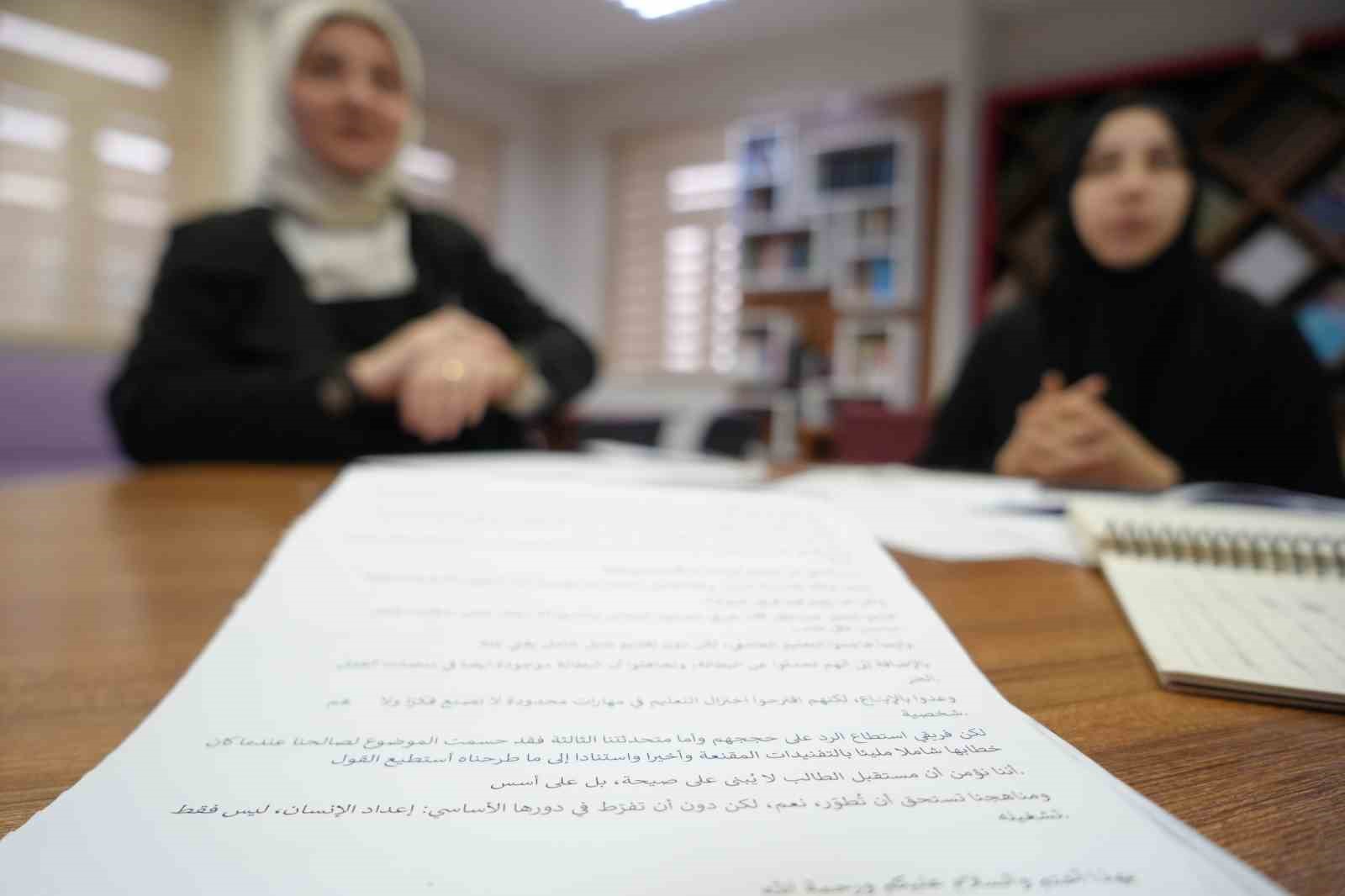 İzmitli kız öğrenciler Arapça münazarada dünya ikincisi oldu
