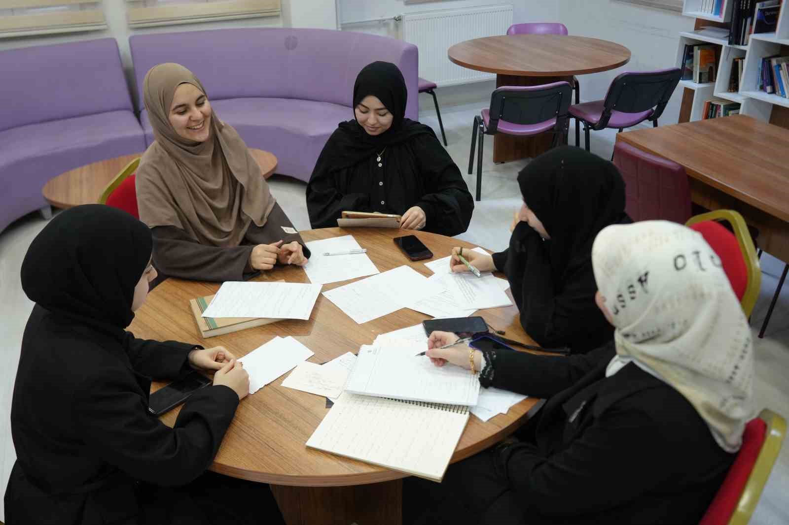 İzmitli kız öğrenciler Arapça münazarada dünya ikincisi oldu
