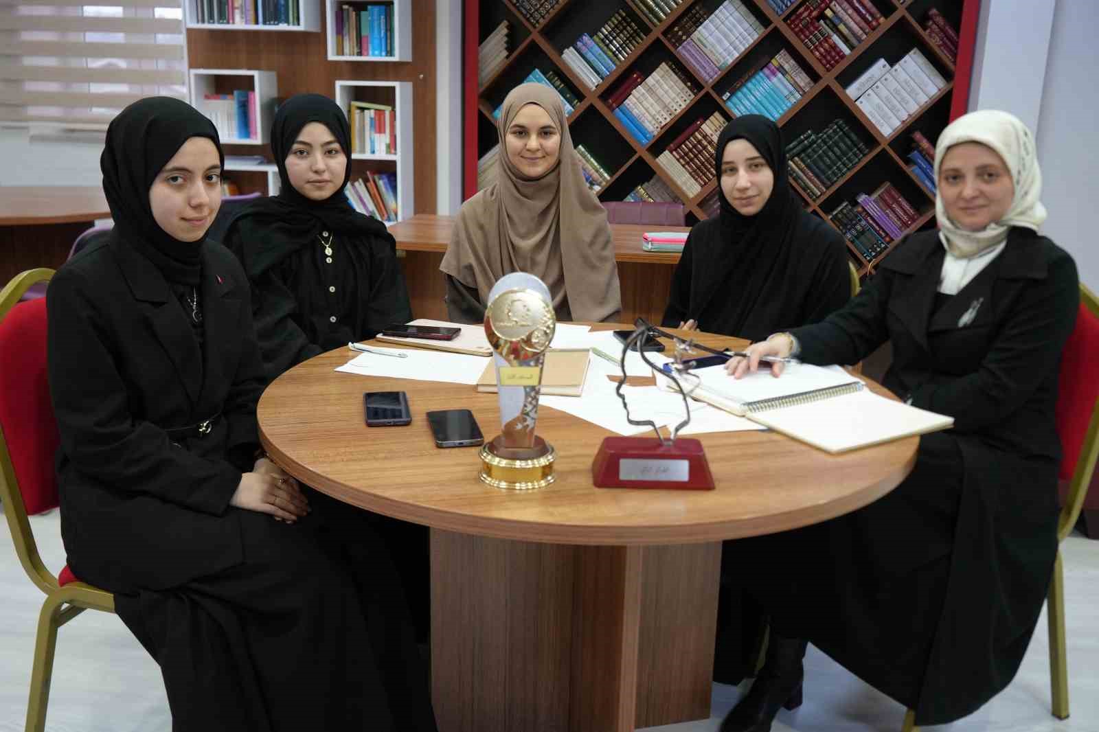İzmitli kız öğrenciler Arapça münazarada dünya ikincisi oldu
