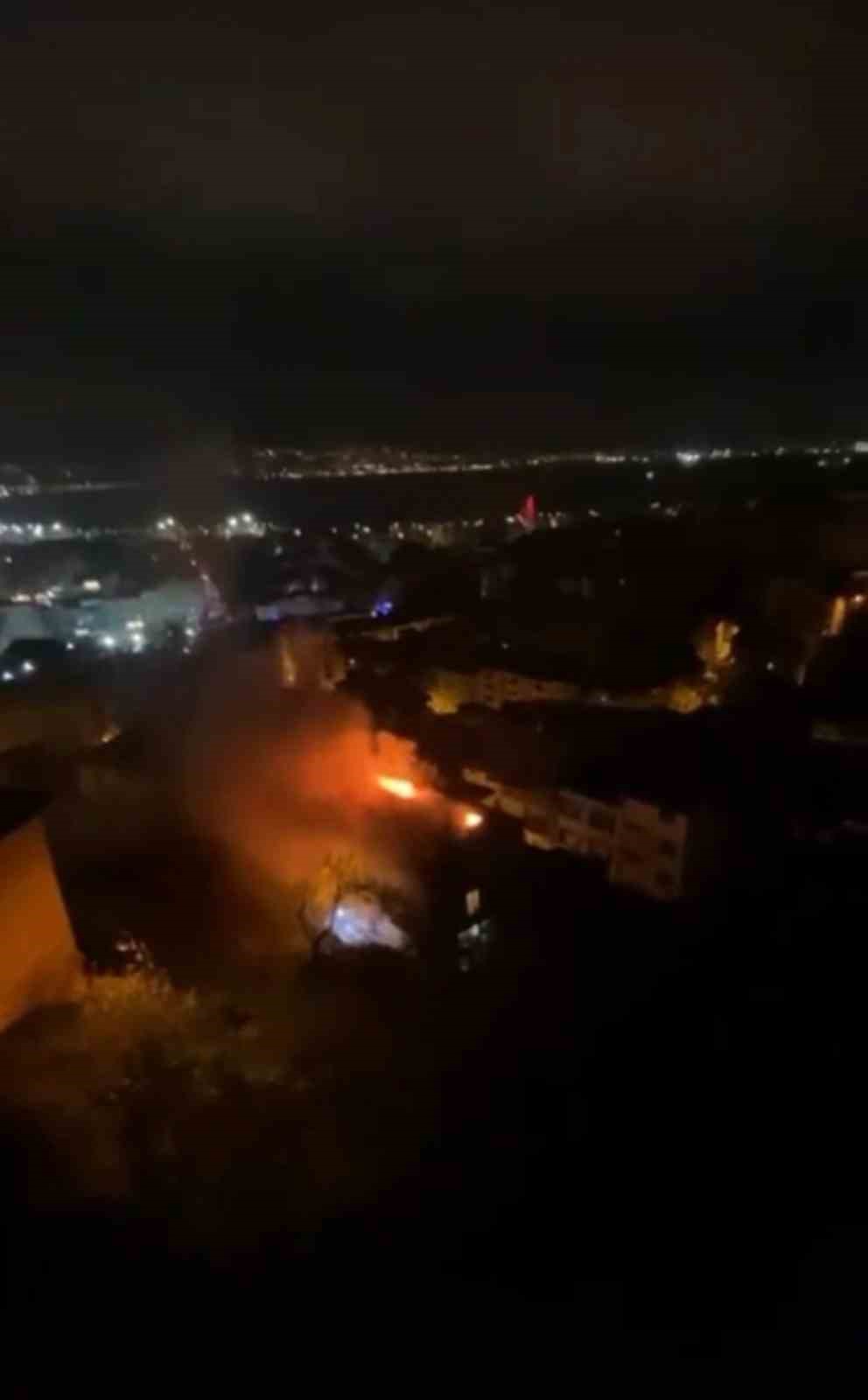 İzmit’te kullanılmayan iki katlı evin çatısı alev alev yandı
