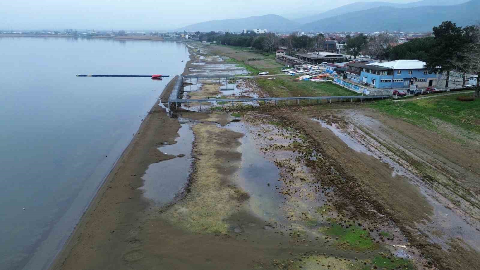 İznik Gölü’nde kuraklık alarmı: Yağışlara rağmen çekilme sürüyor
