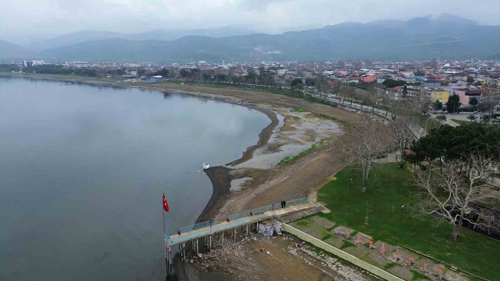 İznik Gölü’nde kuraklık alarmı: Yağışlara rağmen çekilme sürüyor
