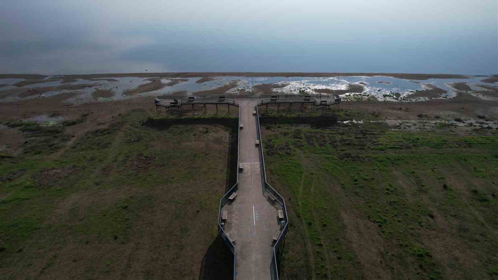 İznik Gölü’nde su çekilmesi alarm veriyor...İskele karada kaldı

