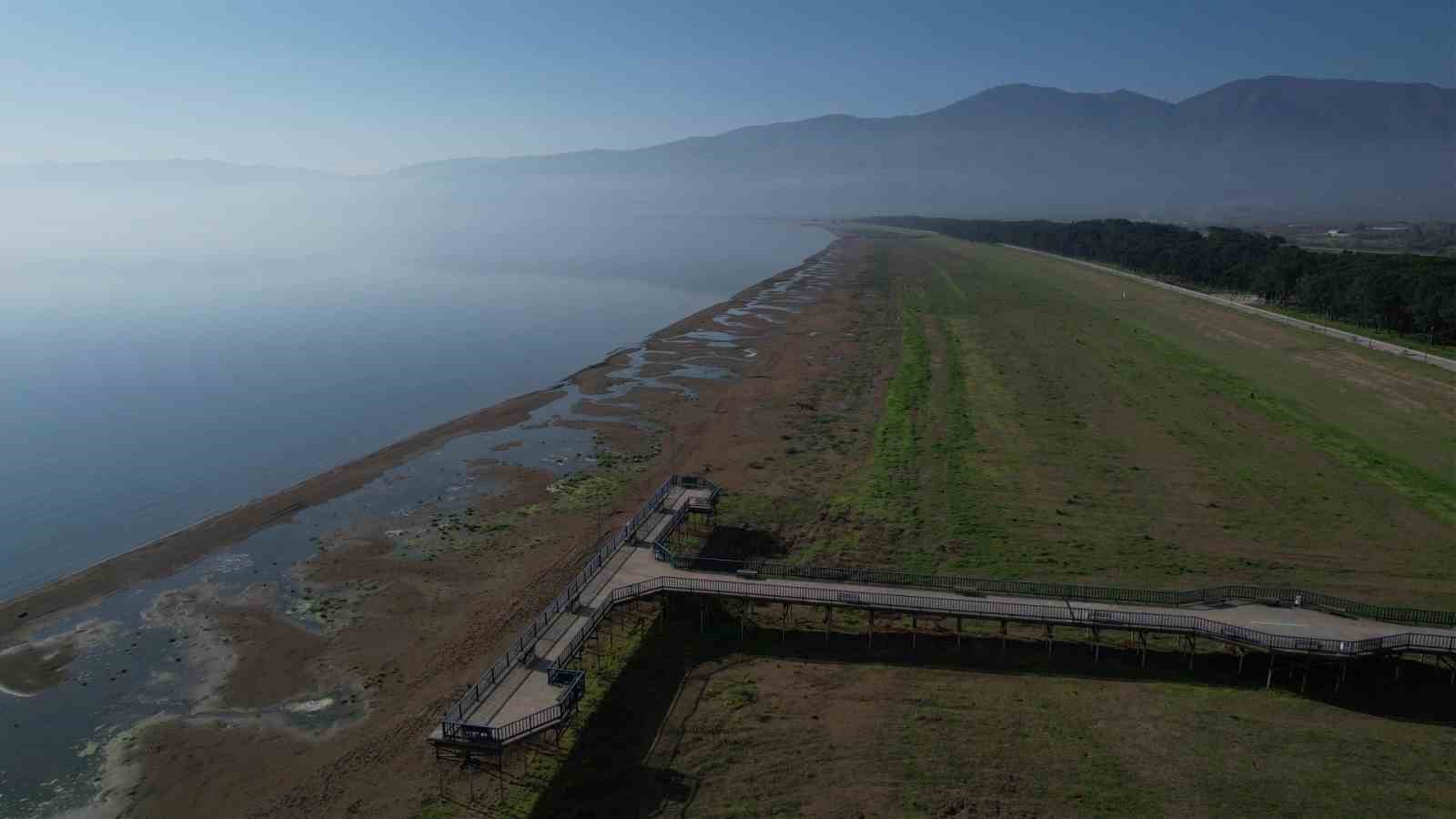 İznik Gölü’nde su çekilmesi alarm veriyor...İskele karada kaldı
