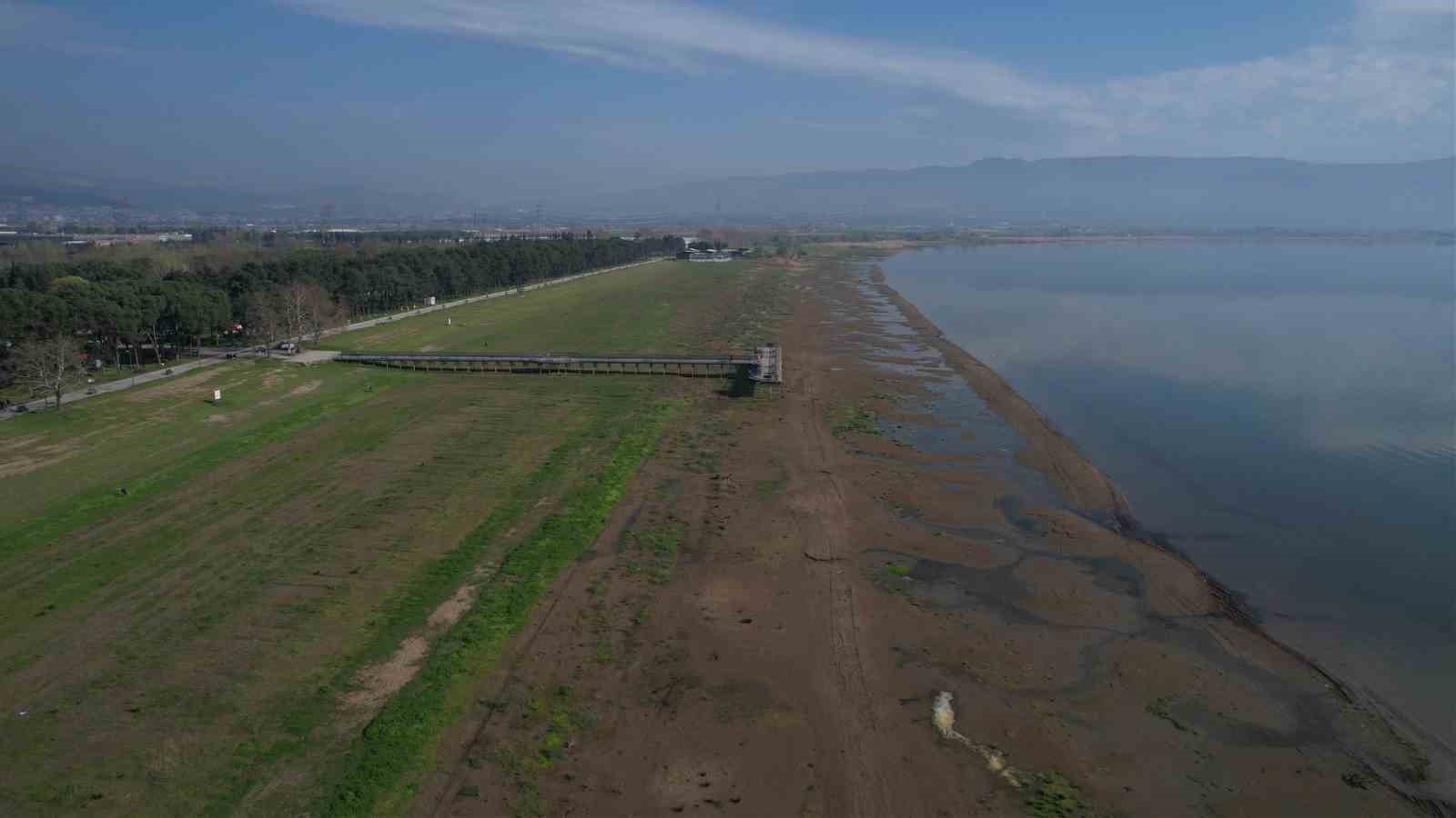 İznik Gölü’nde su çekilmesi alarm veriyor...İskele karada kaldı
