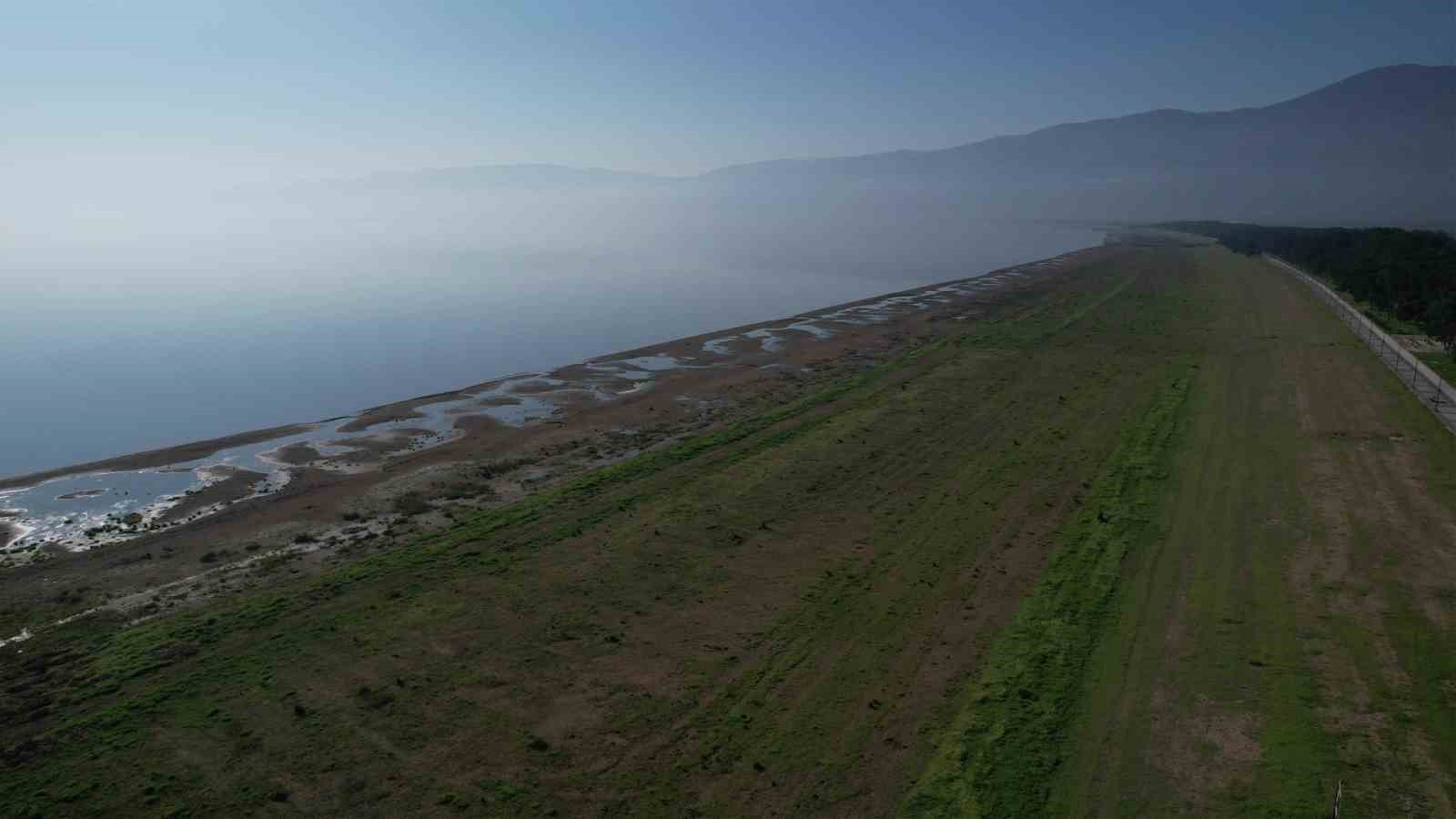 İznik Gölü’nde su çekilmesi alarm veriyor...İskele karada kaldı

