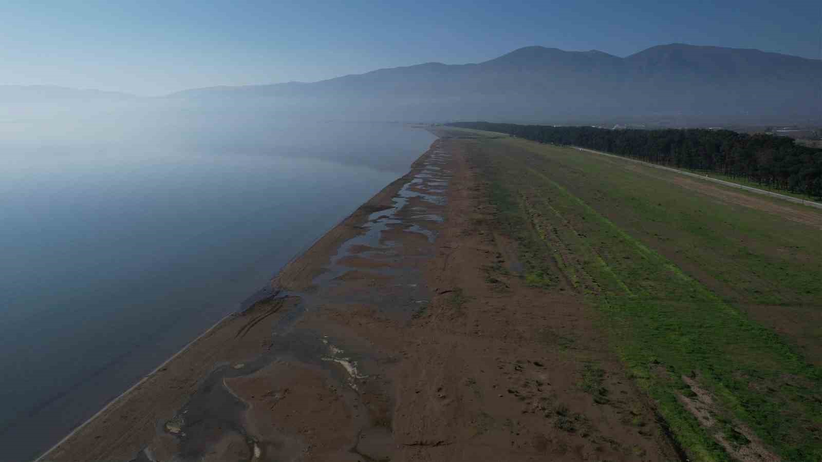 İznik Gölü’nde su çekilmesi alarm veriyor...İskele karada kaldı

