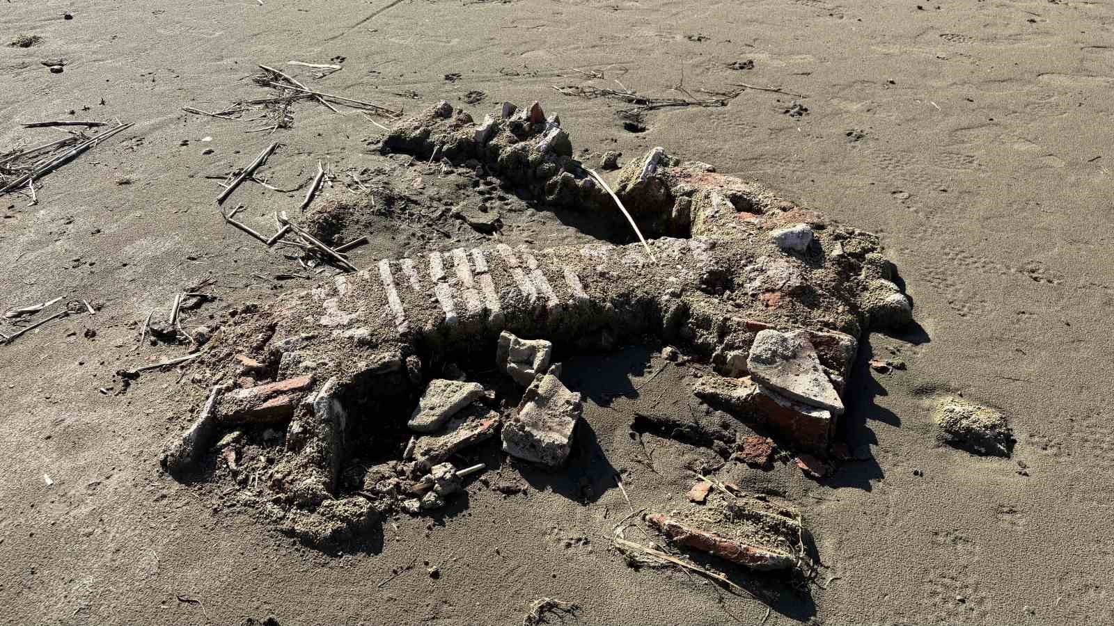 İznik Gölü’nde sular çekildi...Bir tarihi eser günyüzüne çıktı
