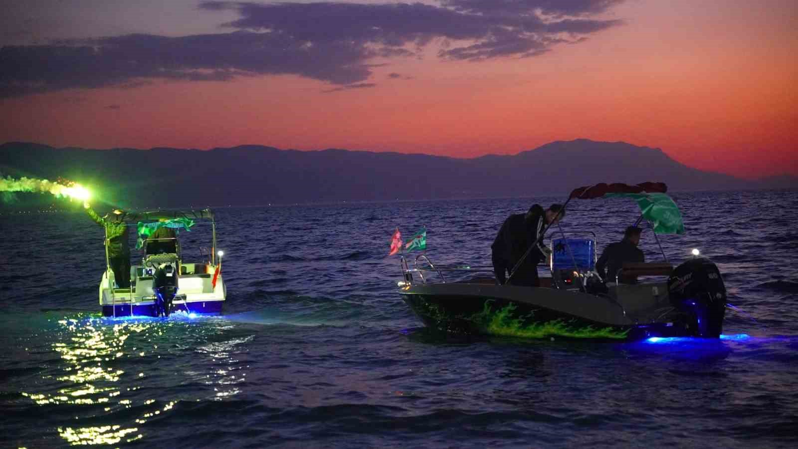 İznik sahili yeşil-beyaza boyandı
