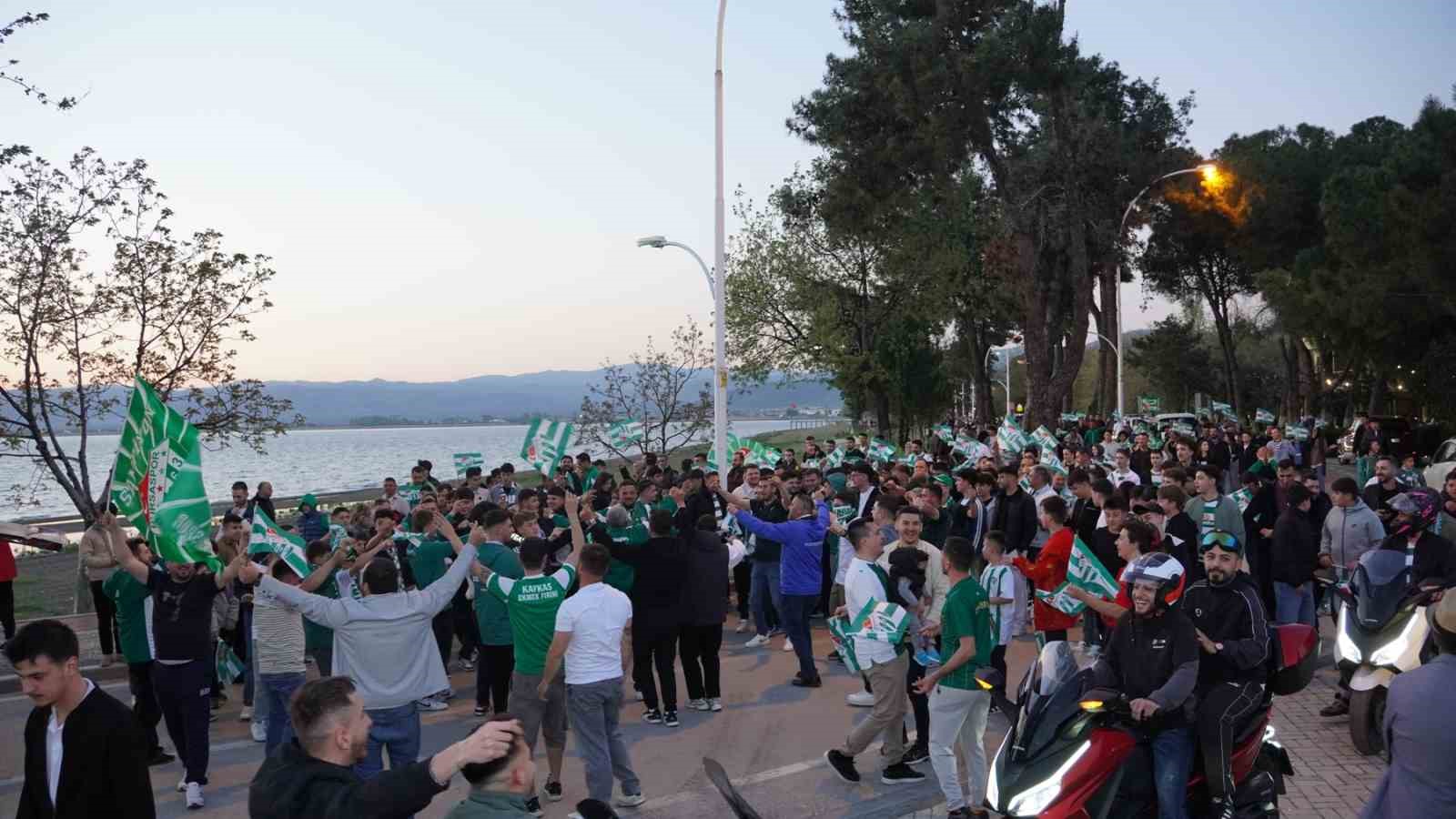 İznik sahili yeşil-beyaza boyandı
