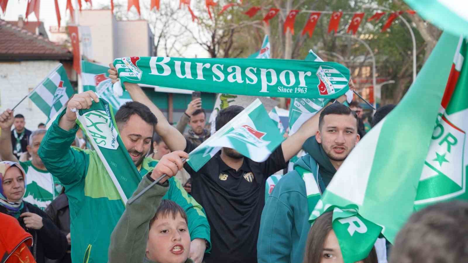 İznik sahili yeşil-beyaza boyandı
