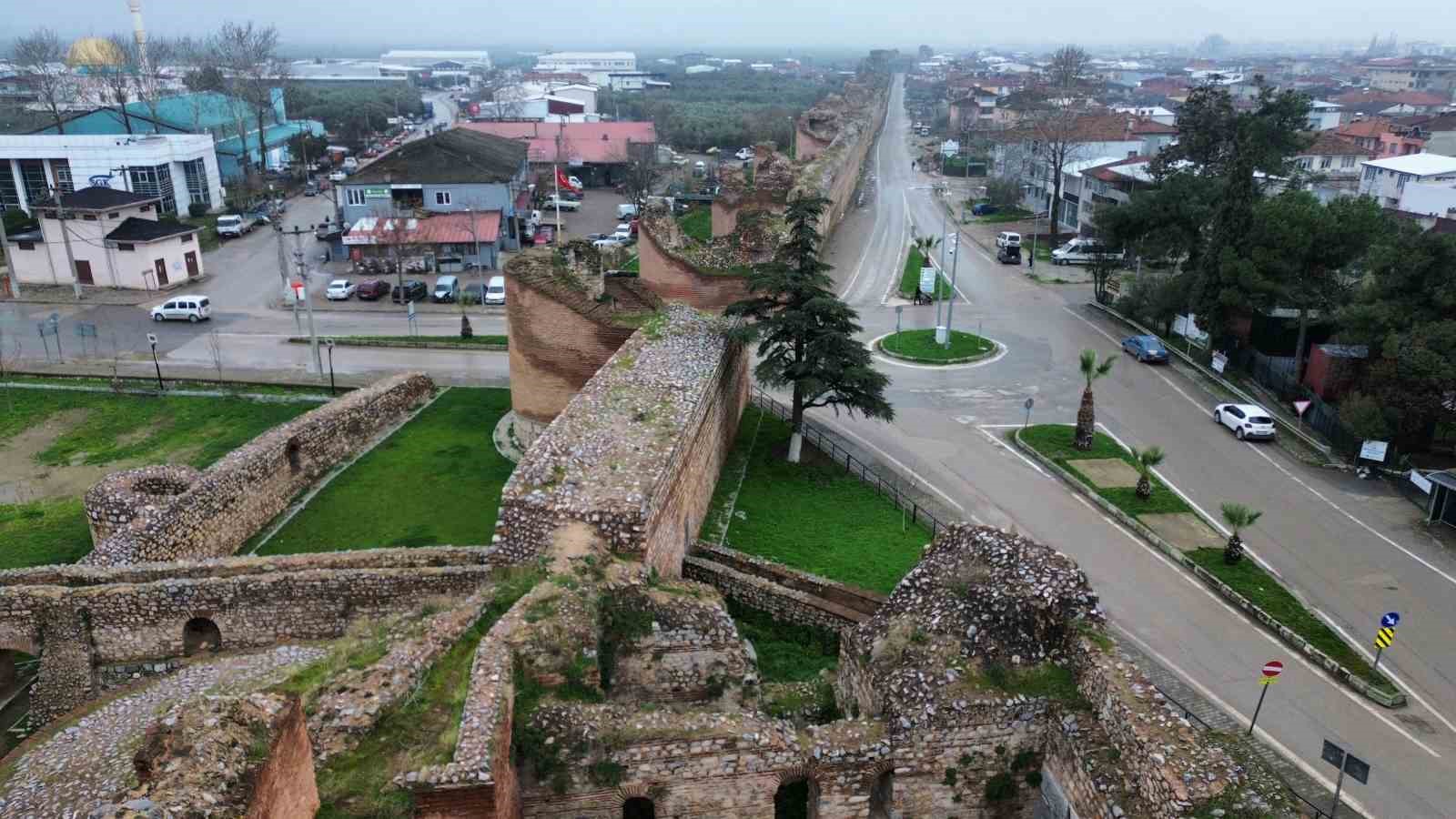 İznik’te 2 bin yıllık surlara sprey boya ile yazılan yazılar tepki çekti
