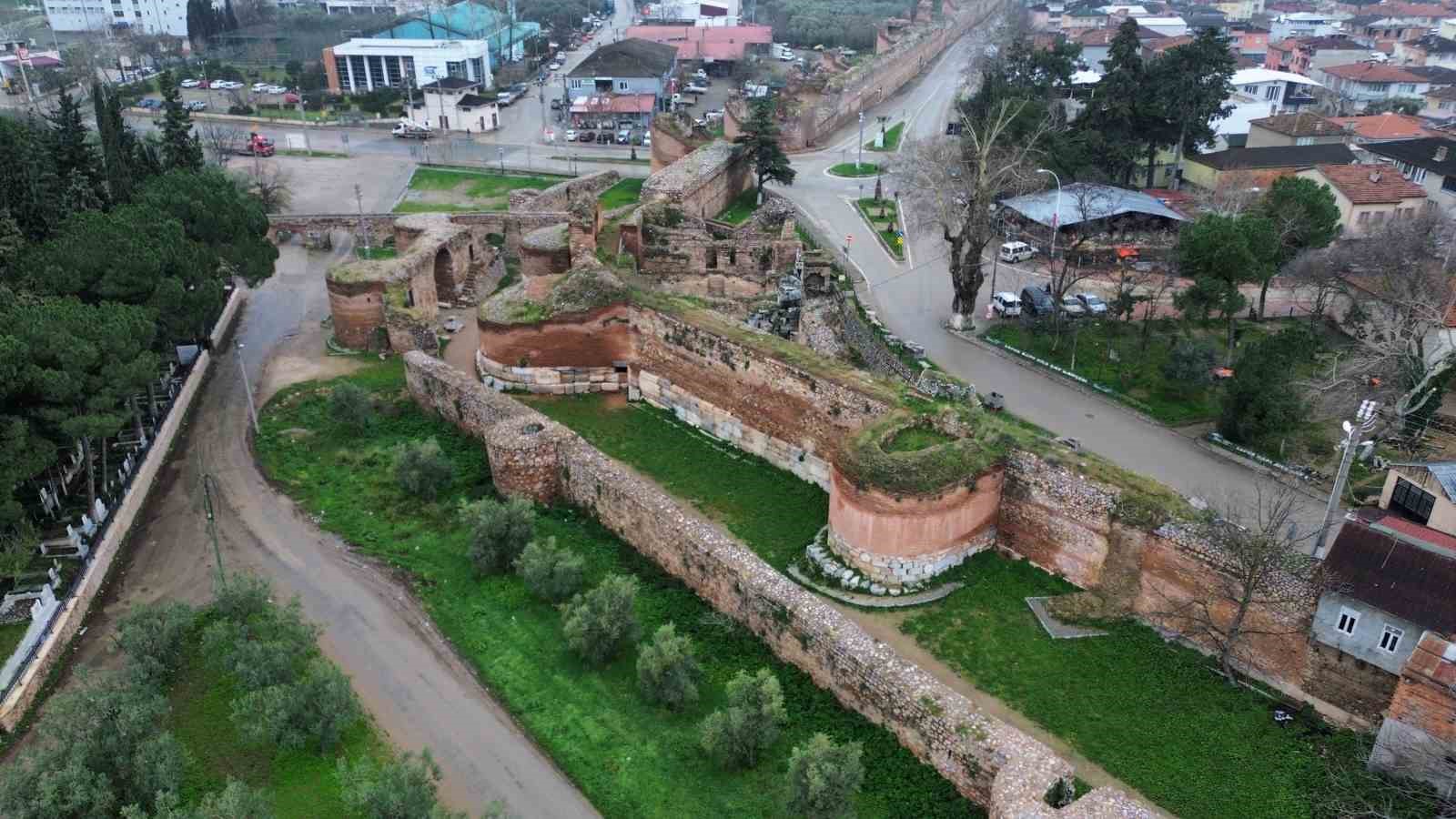 İznik’te 2 bin yıllık surlara sprey boya ile yazılan yazılar tepki çekti
