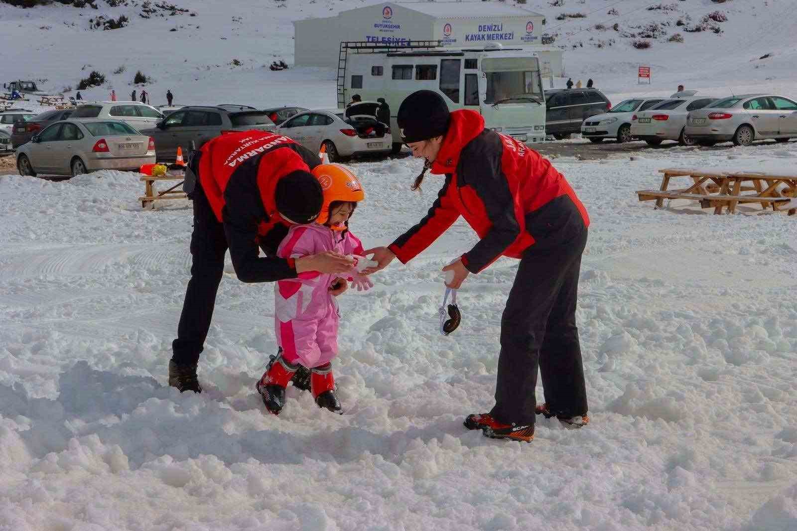 JAK şehit ve gazi çocuklarına kayak eğitimi verdi
