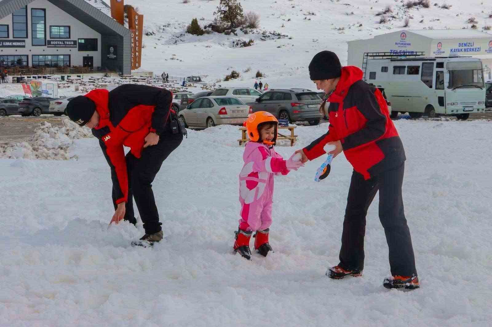 JAK şehit ve gazi çocuklarına kayak eğitimi verdi
