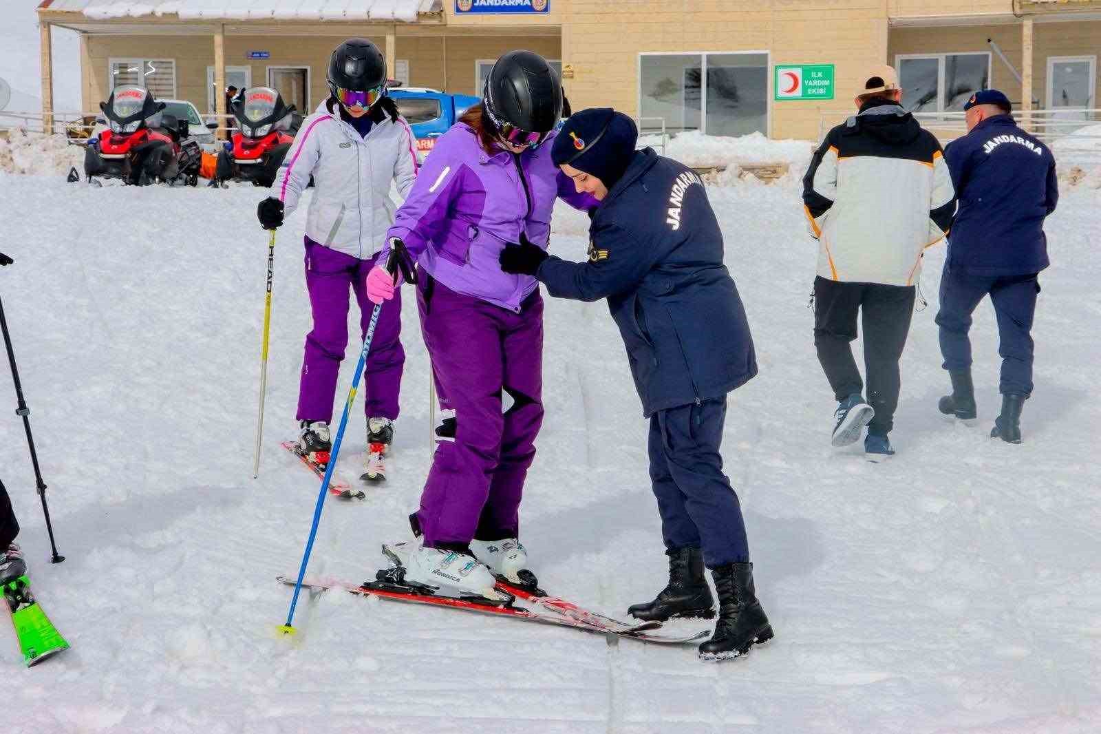 JAK şehit ve gazi çocuklarına kayak eğitimi verdi
