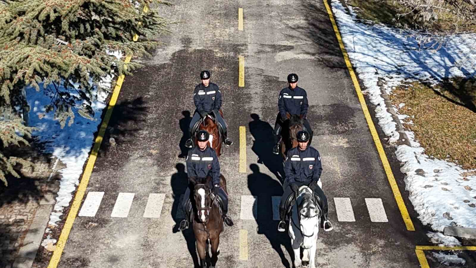 JAKEM’de atlar eğitimde
