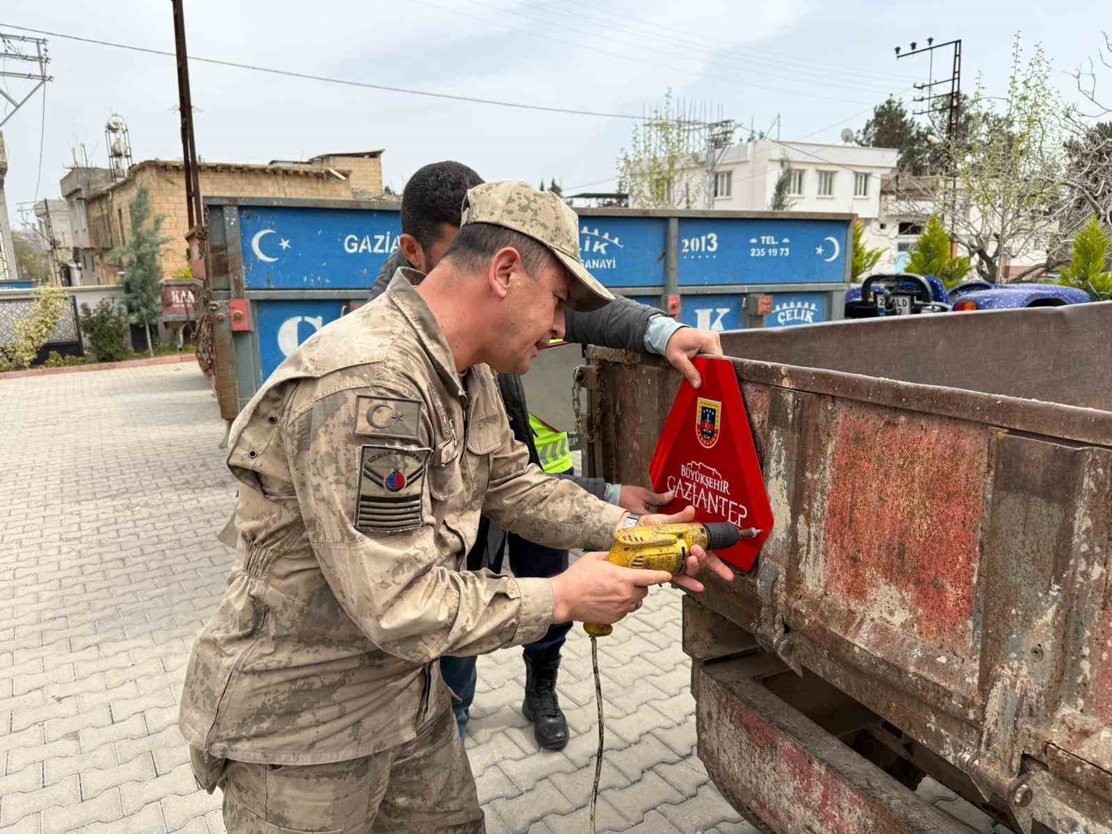 Jandarma 300 traktör sürücüsüne eğitim vererek 600 reflektör dağıttı
