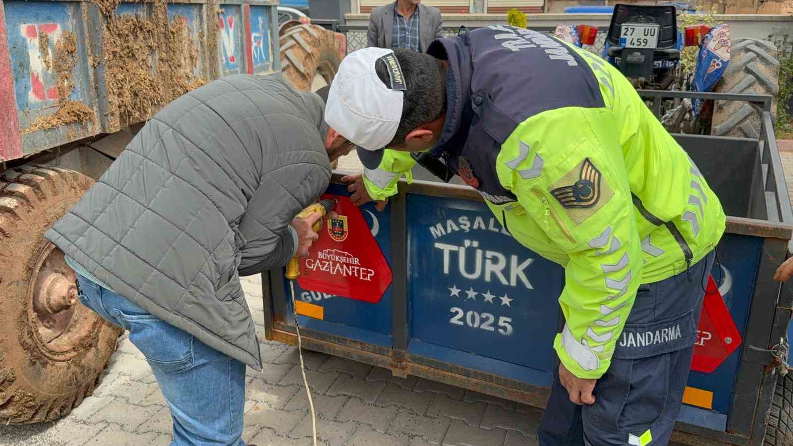 Jandarma 300 traktör sürücüsüne eğitim vererek 600 reflektör dağıttı
