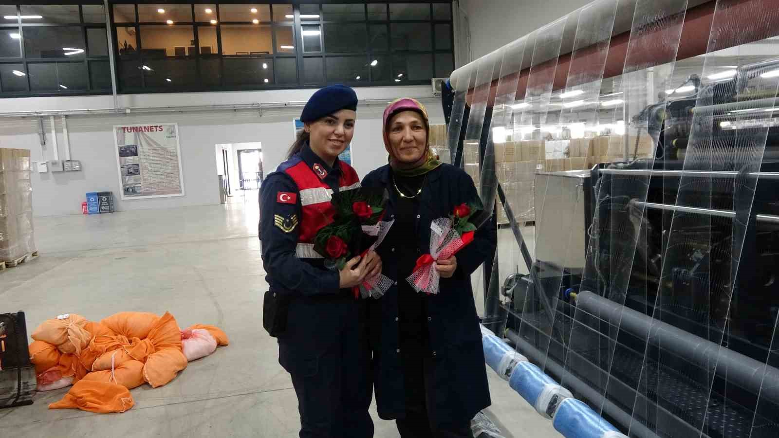Jandarma 8 Mart Kadınlar Günü dolayısıyla fabrika işçisi kadınları unutmadı
