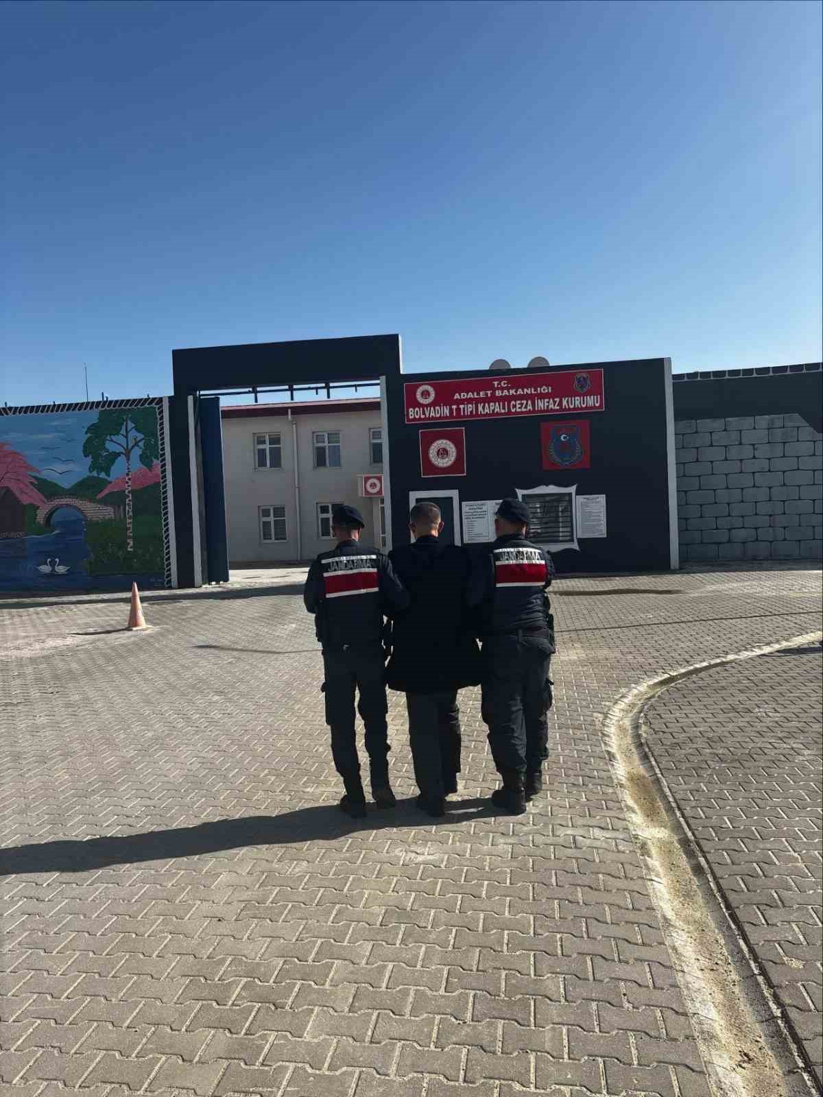 Jandarma çeşitli suçlardan aranan 45 kişiyi yakaladı
