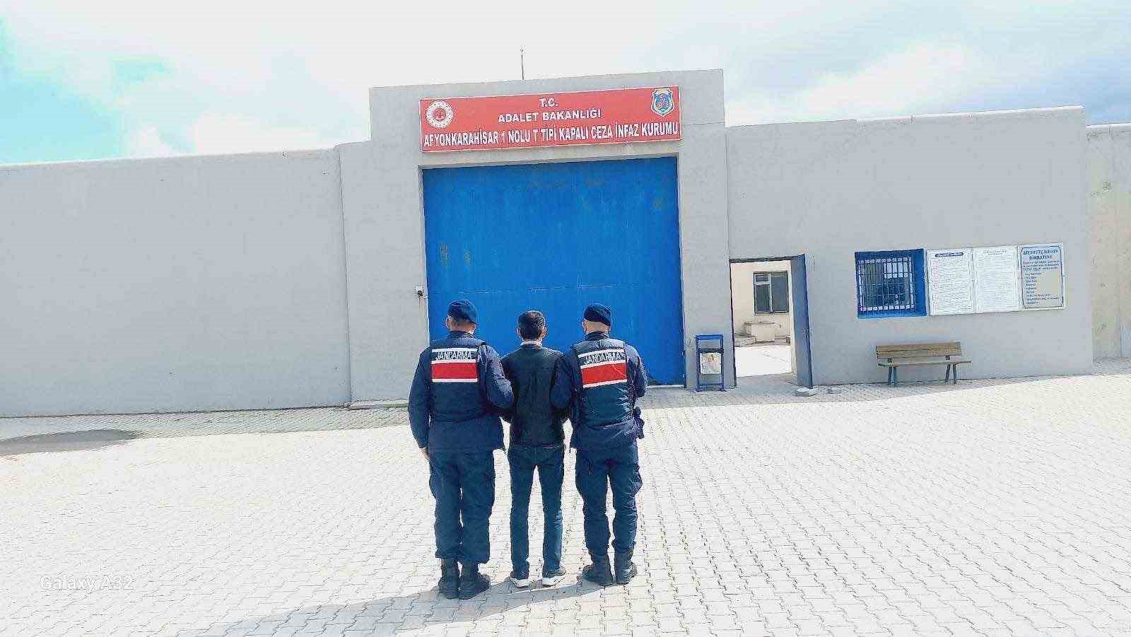 Jandarma çeşitli suçlardan aranan 55 kişiyi yakaladı
