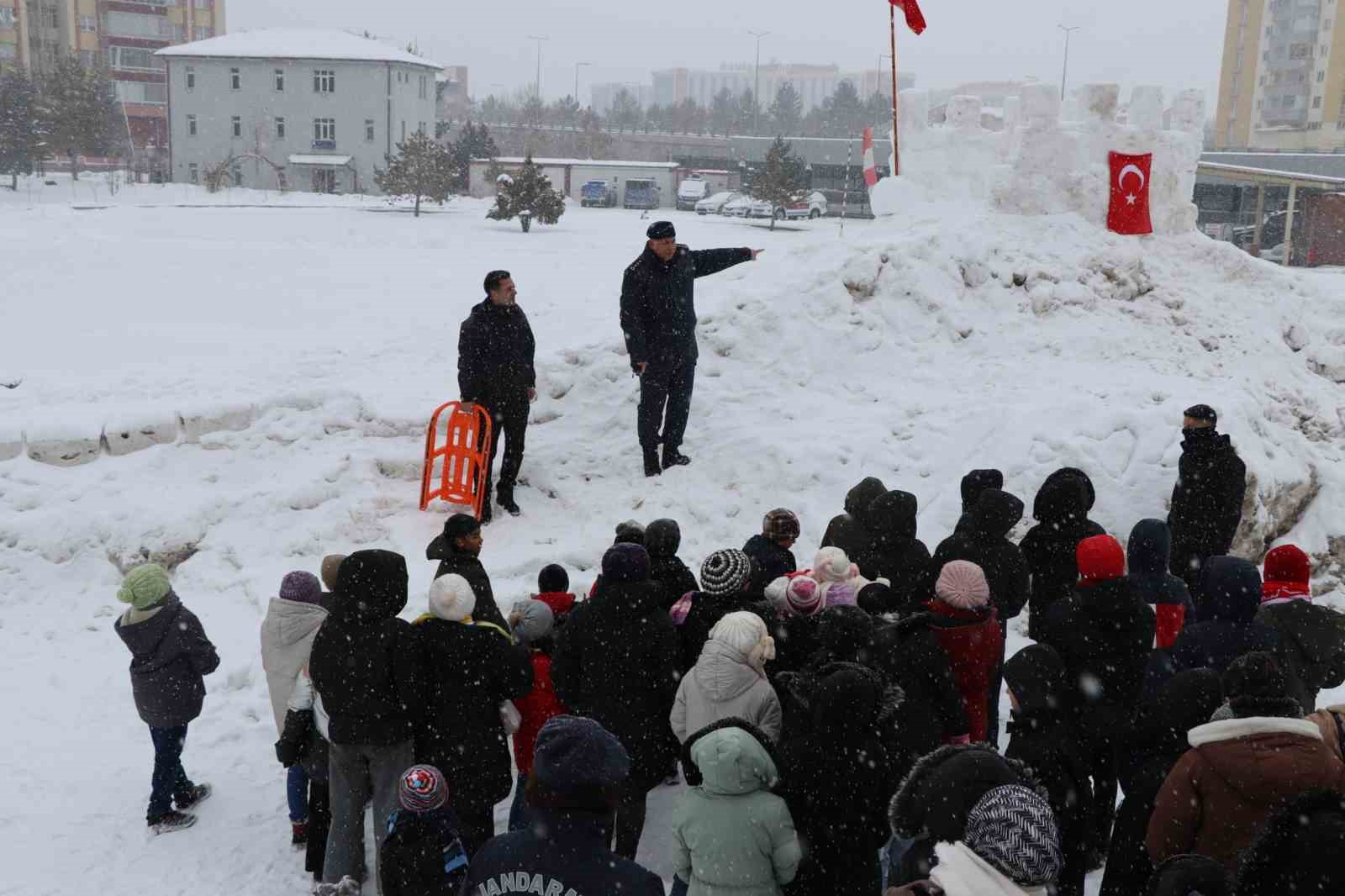Jandarma çocuklar için kızak şenliği düzenledi
