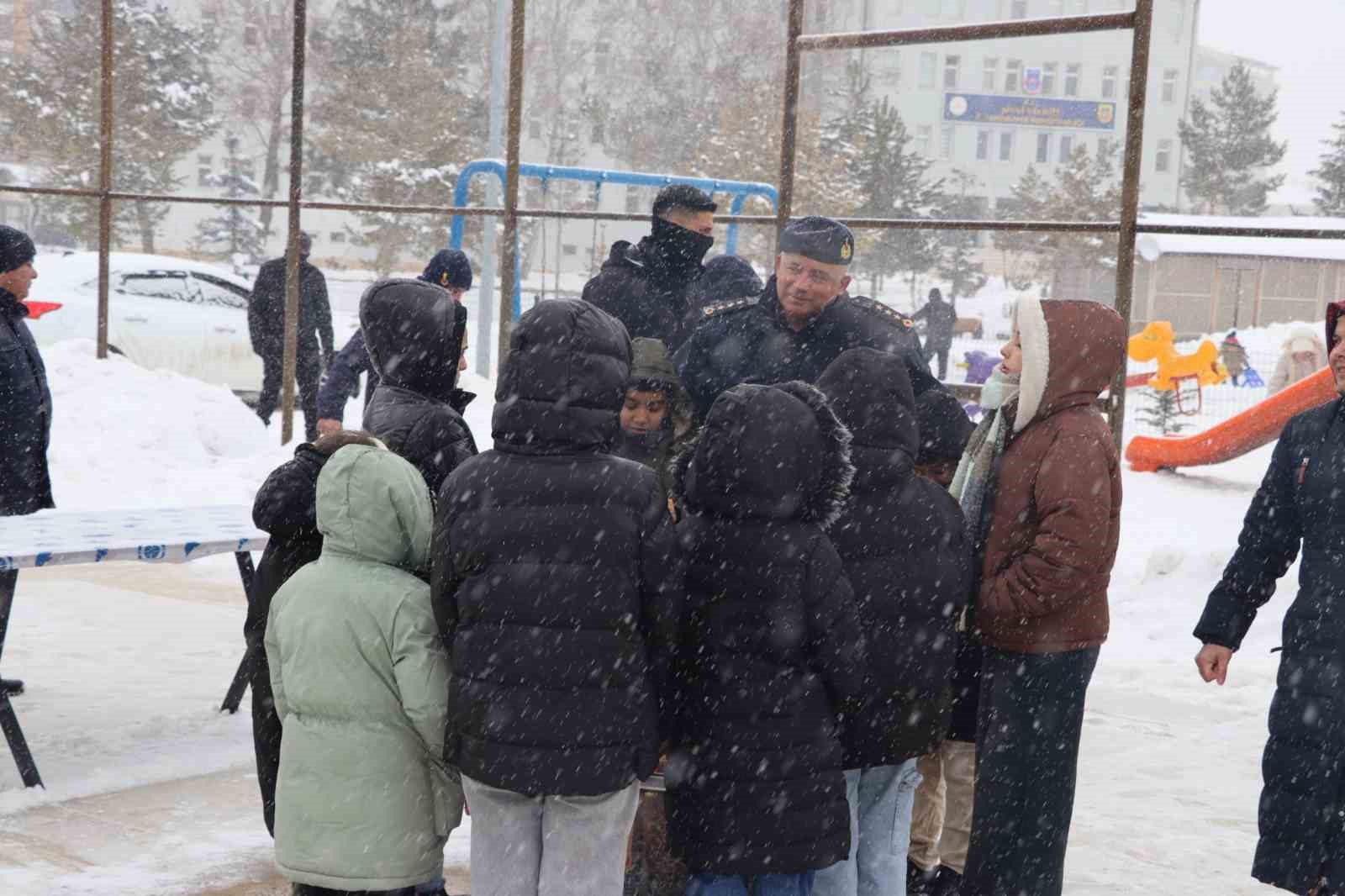 Jandarma çocuklar için kızak şenliği düzenledi
