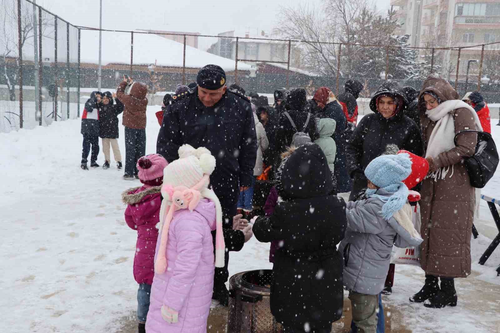 Jandarma çocuklar için kızak şenliği düzenledi
