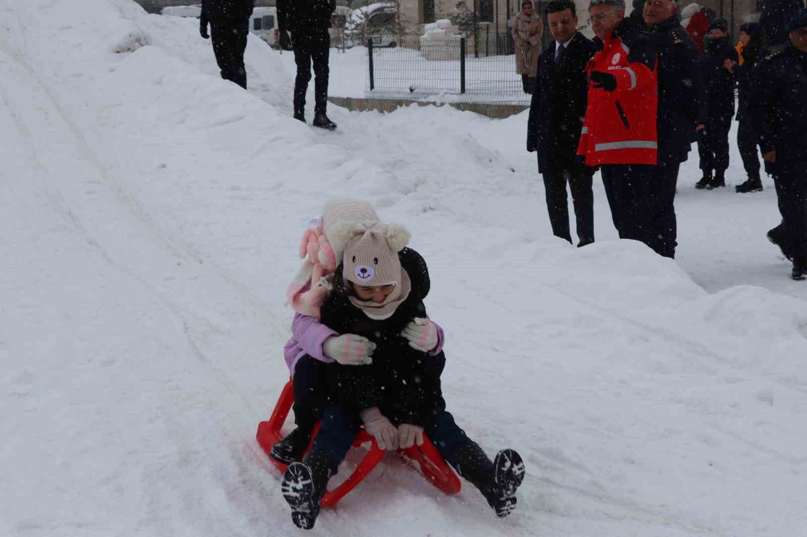 Jandarma çocuklar için kızak şenliği düzenledi
