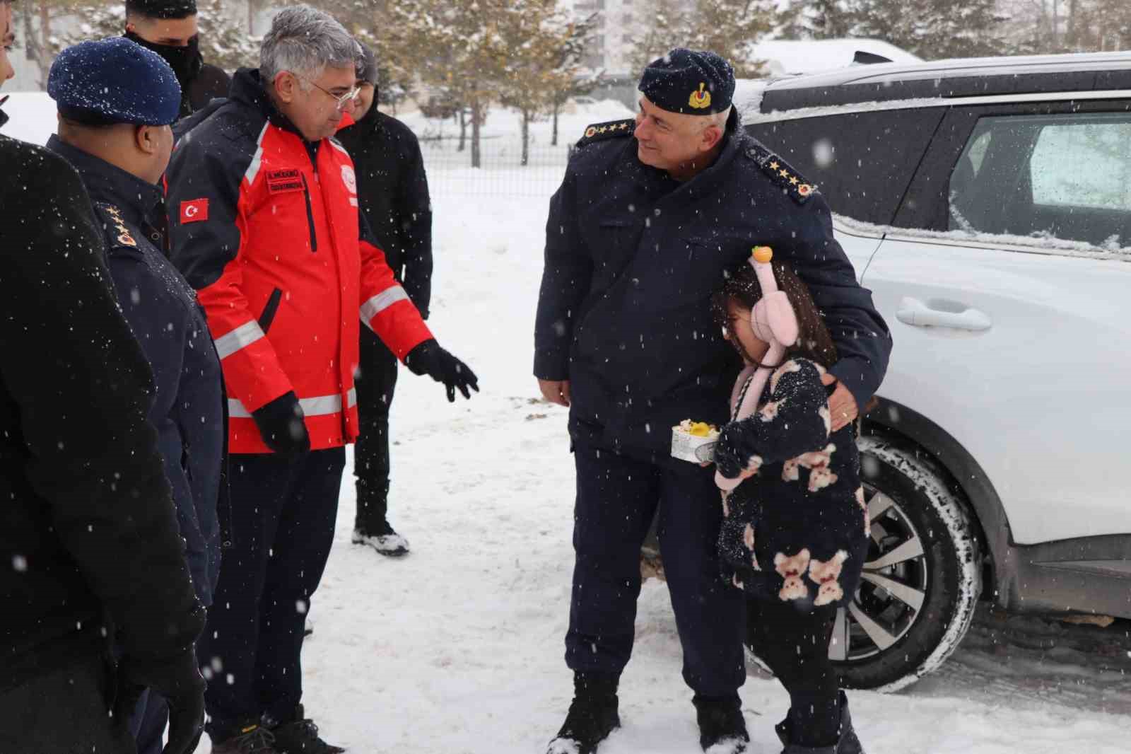 Jandarma çocuklar için kızak şenliği düzenledi
