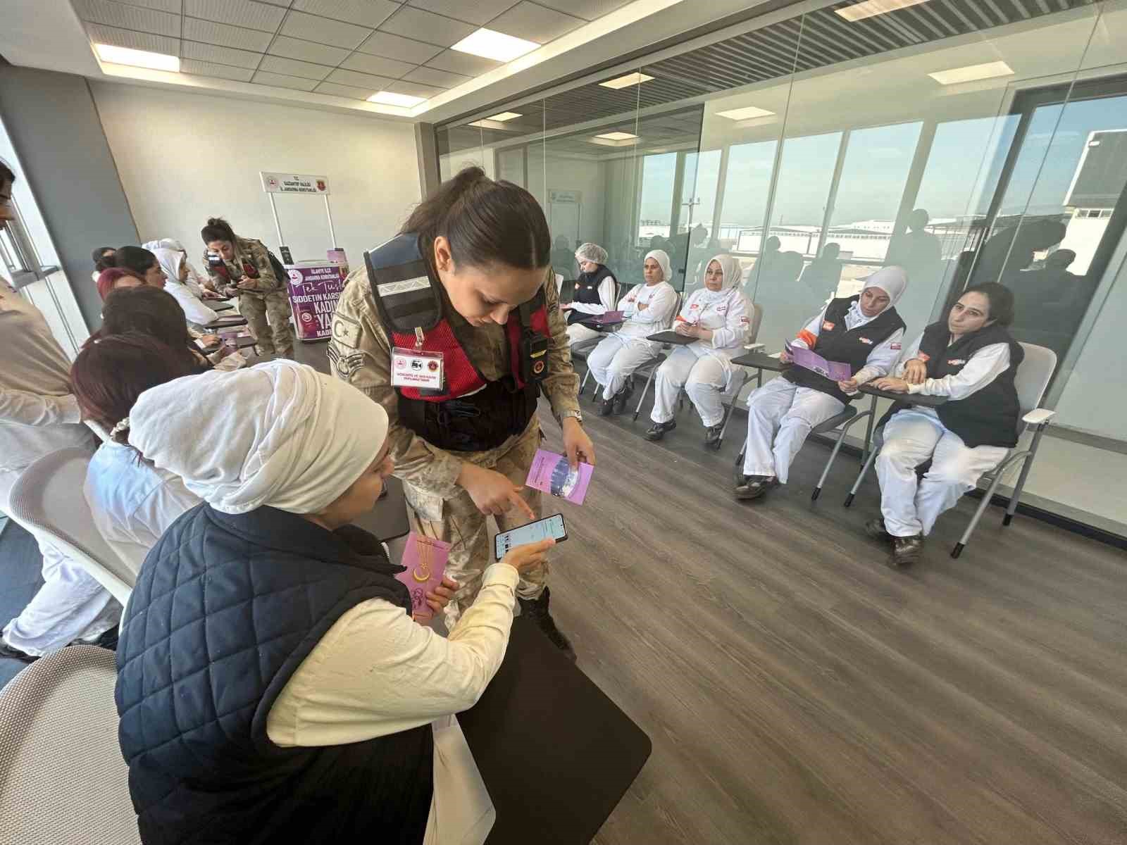 Jandarma ekipleri 2025 yılında KADES uygulamasını tanıttı
