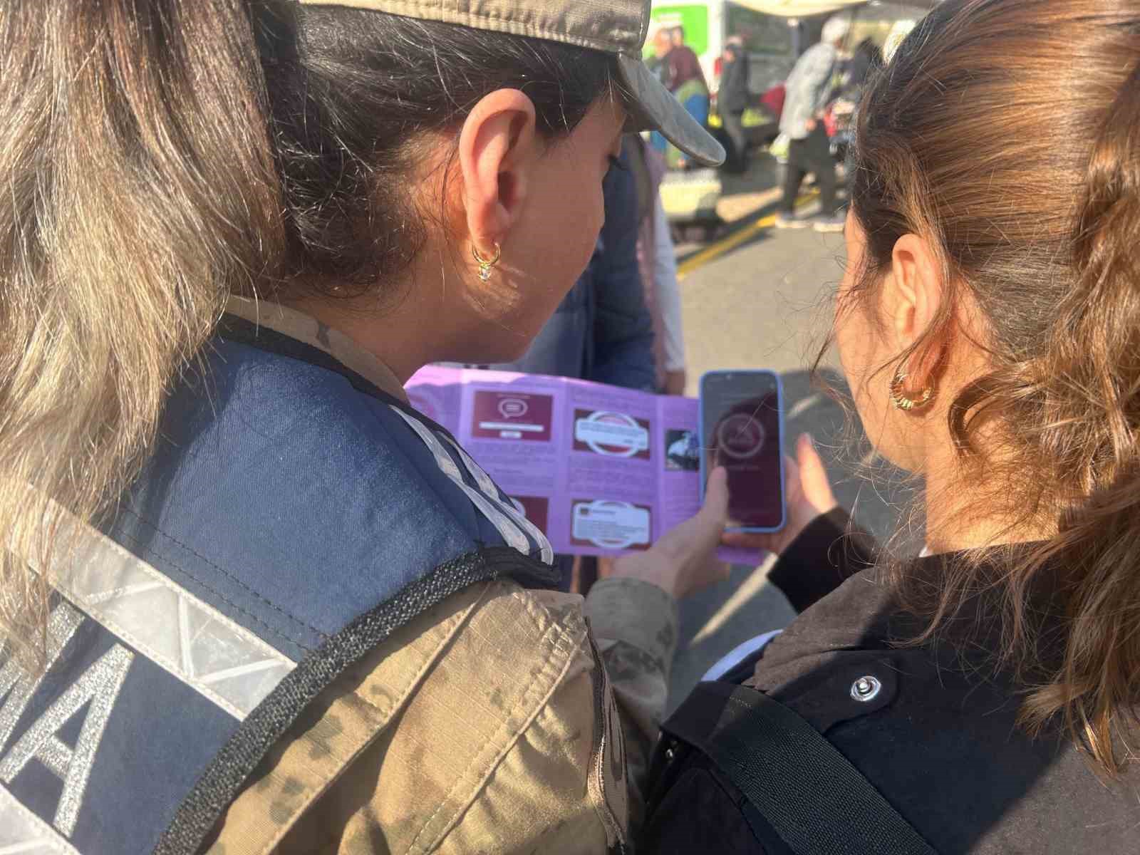 Jandarma ekipleri 2025 yılında KADES uygulamasını tanıttı
