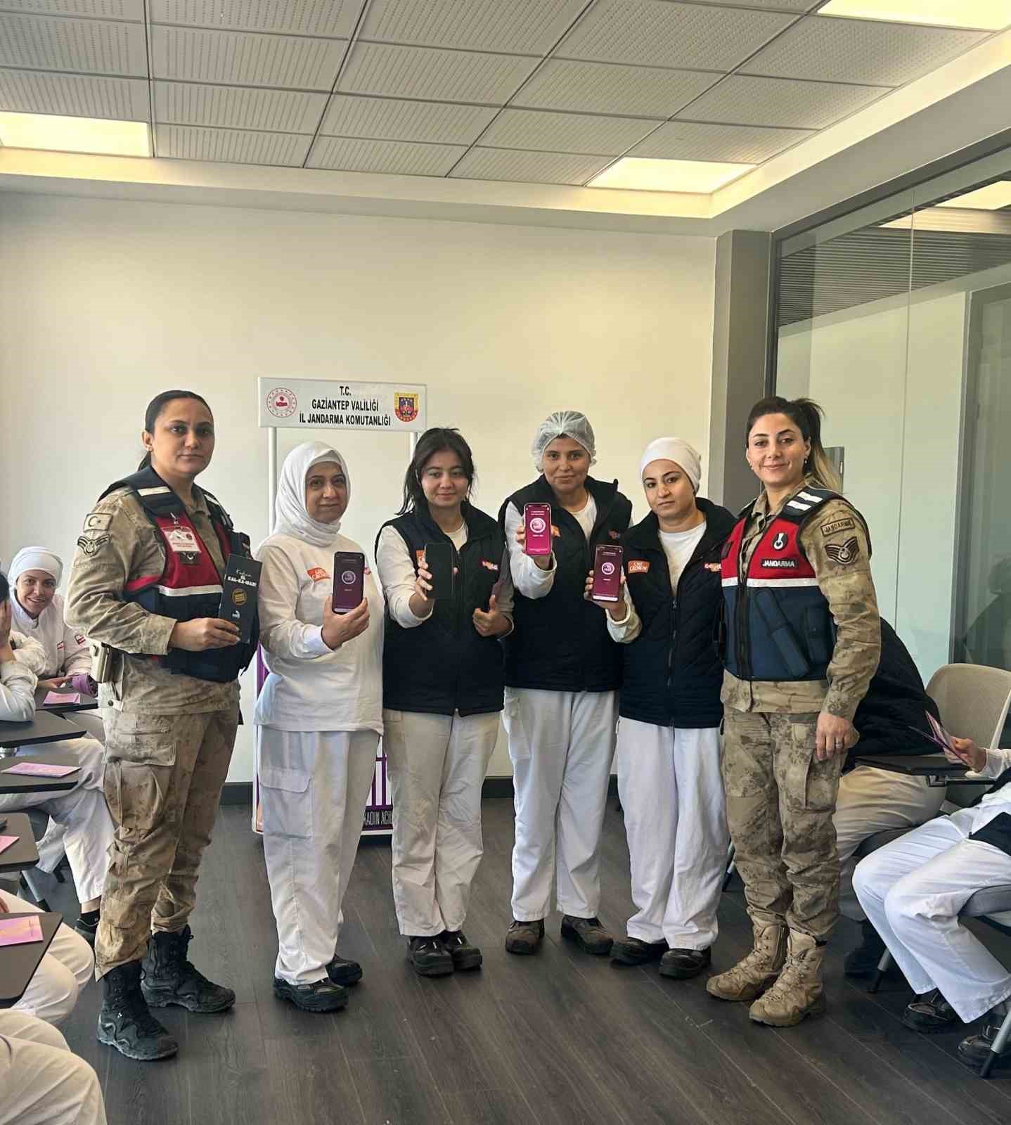 Jandarma ekipleri 2025 yılında KADES uygulamasını tanıttı
