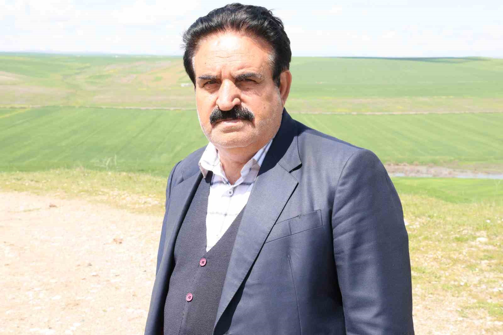 Jandarma eşliğinde ektiği 250 dönüm tarla iddiaya göre akrabaları tarafından ilaçlanarak kurutuldu
