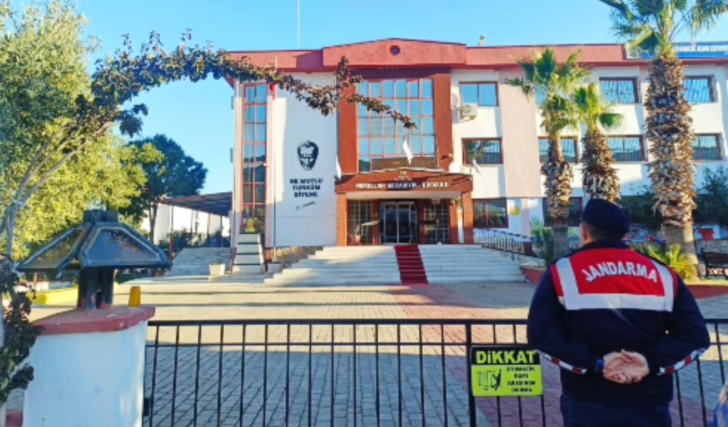 Jandarma okul önlerindeki güvenlik tedbirlerini artırdı
