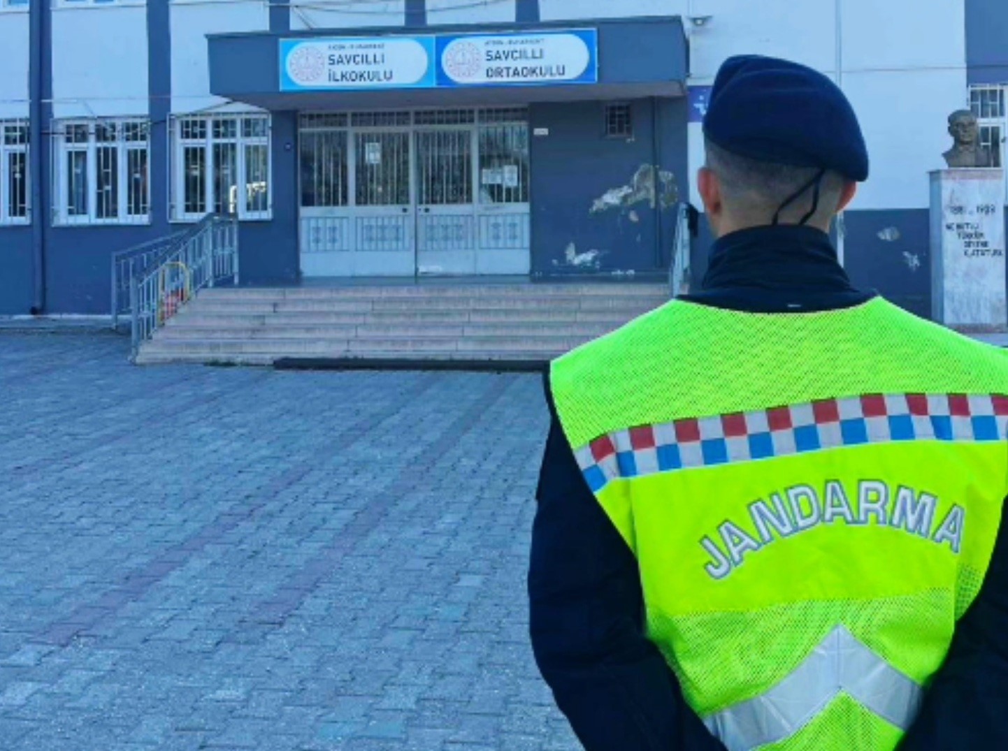 Jandarma okul önlerindeki güvenlik tedbirlerini artırdı
