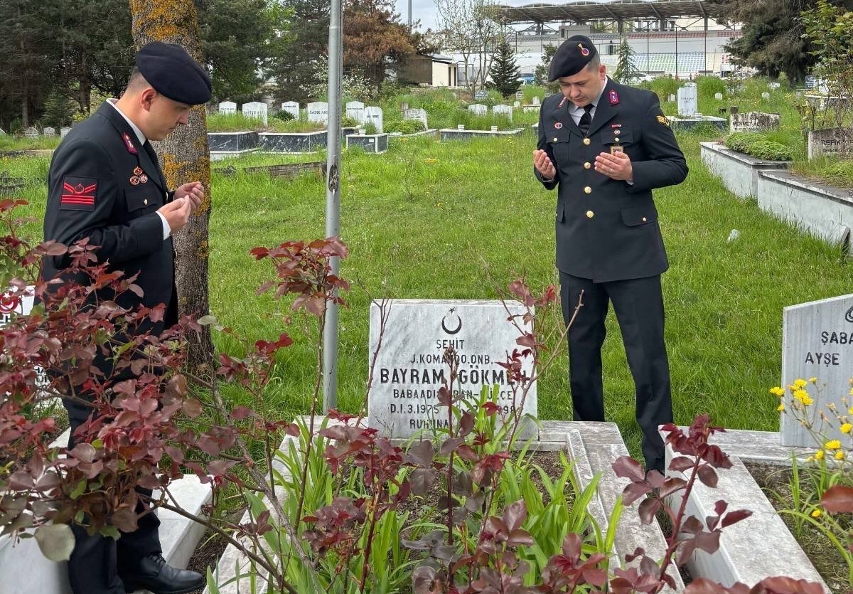 Jandarma şehit Gökmen’i kabri başında andı
