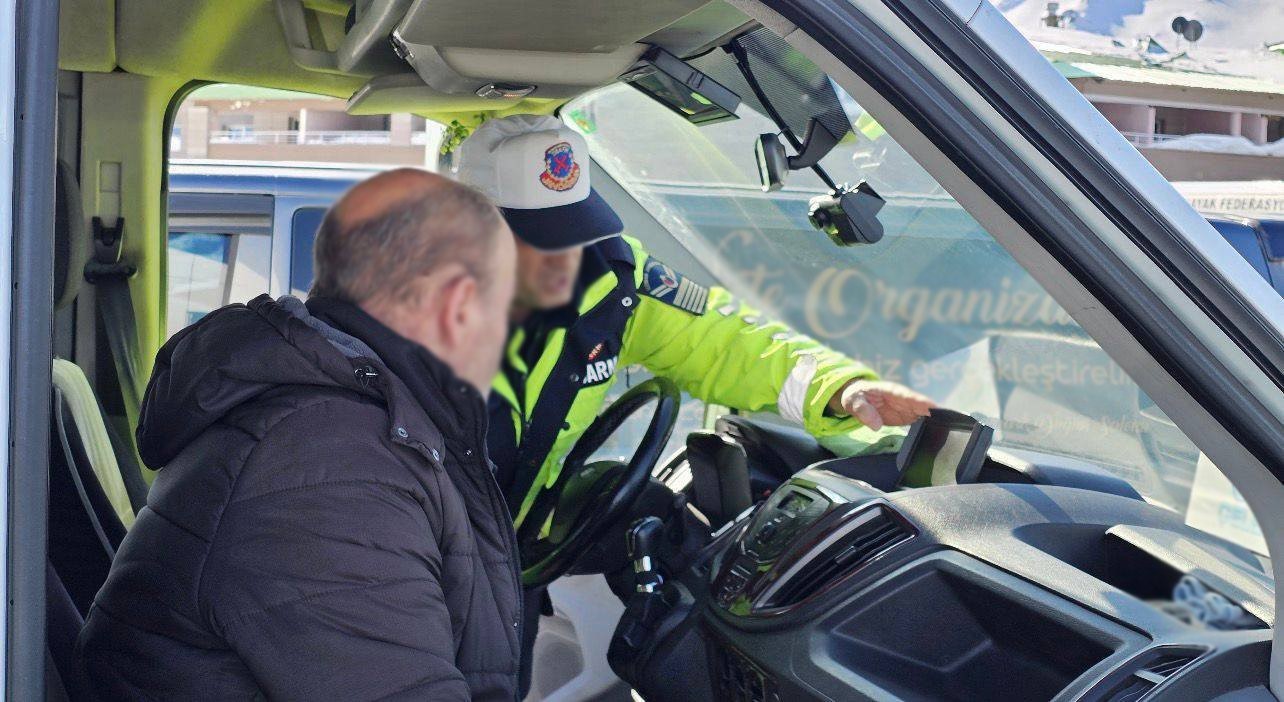 Jandarma trafik ekipleri rehberlik ve bilgilendirme çalışmalarını sürdürüyor
