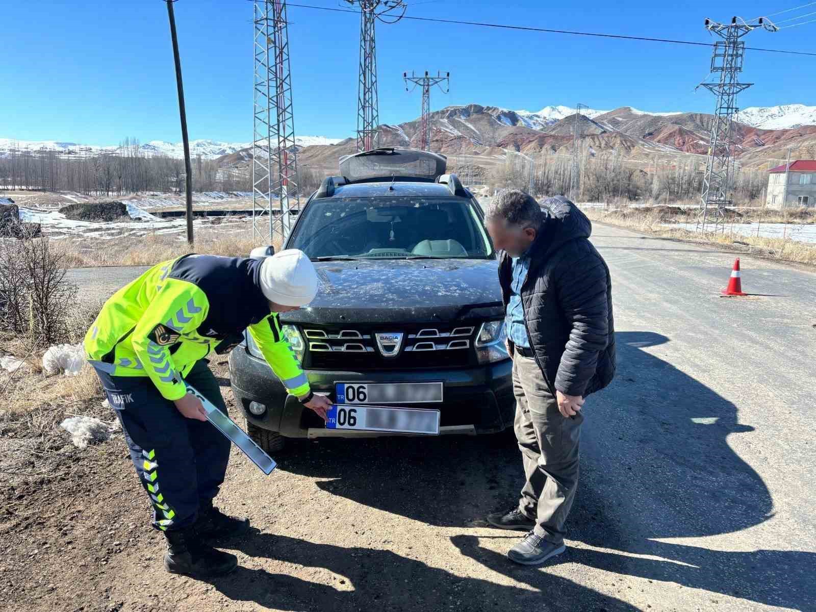 Jandarma trafik ekipleri rehberlik ve bilgilendirme çalışmalarını sürdürüyor

