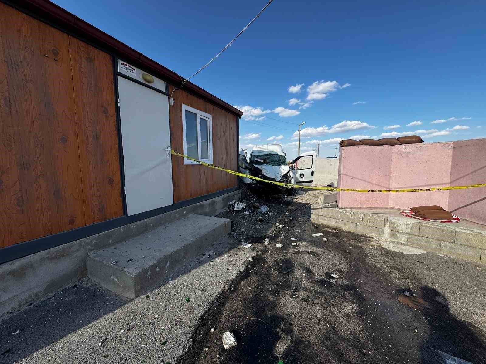 Jandarma uygulama noktasında bariyere çarpan sürücü hayatını kaybetti
